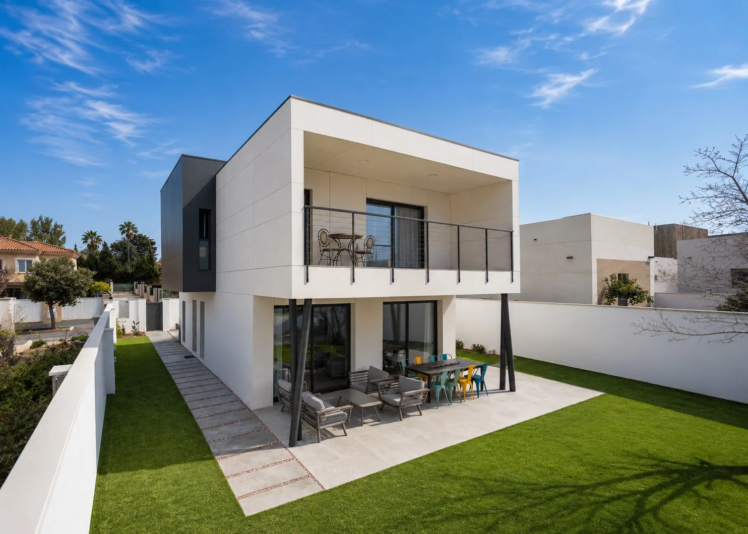 Homi III: villa con voladizo sobre pilares inclinados, terraza y jardín